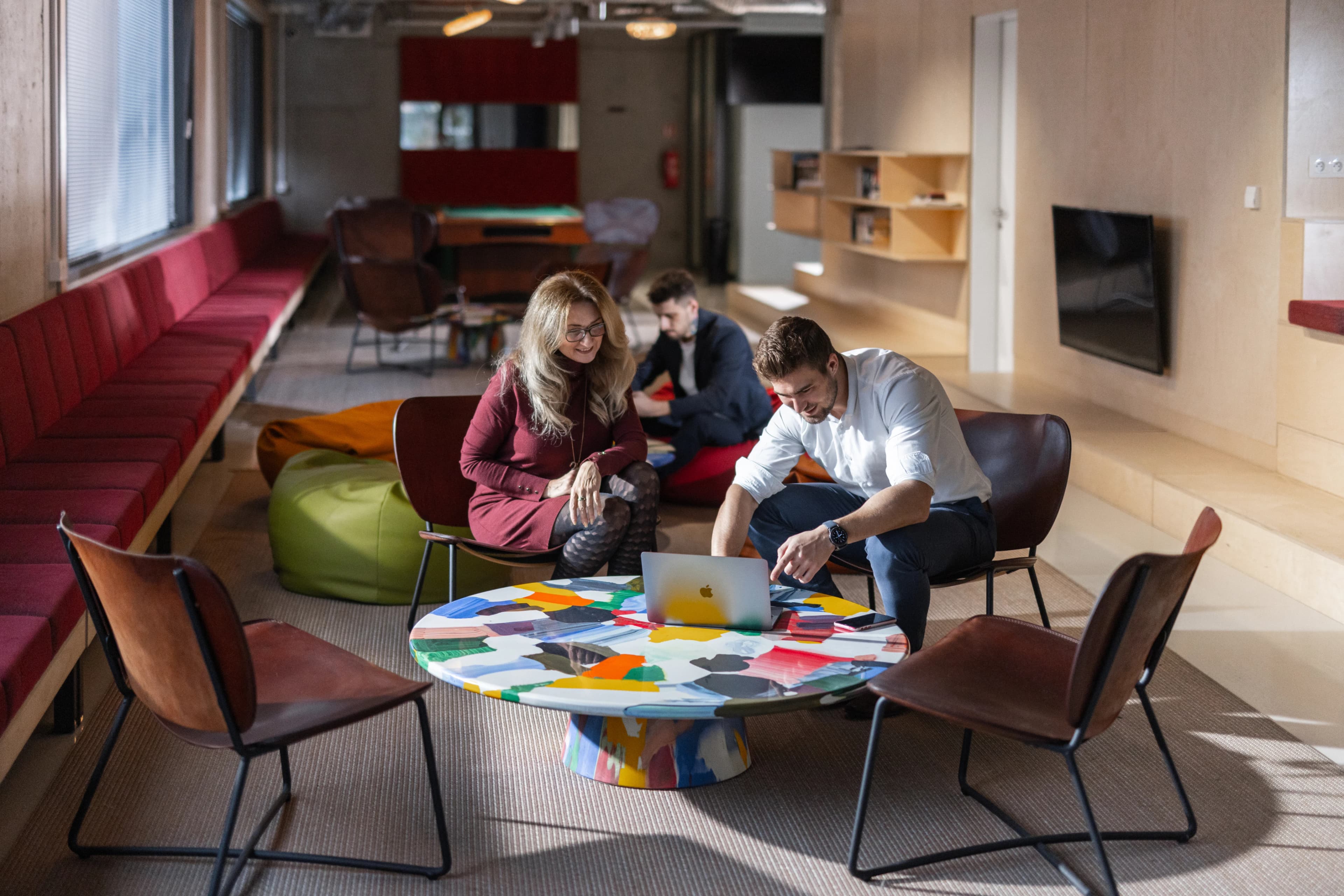 Domeq lidi pracující ve foyer